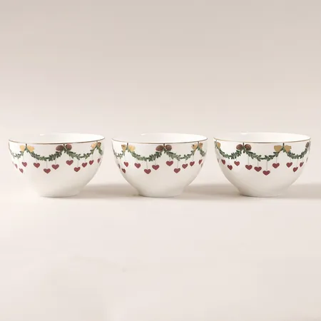 Tre skålar Star Fluted Christmas, Royal Copenhagen, porslin, volym: 30cl, Ø 11cm, höjd: 16,5cm. Vikt: 0 g Skickas med postpaket.