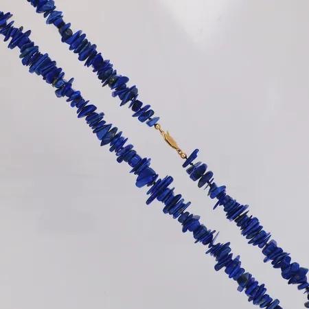 Collier med chips av lapis lazuli längd ca 67cm, bredd ca 10-18mm, några chips skadade/ gått av, lås i 18K