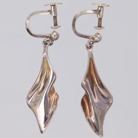 Ett par örhängen delvis med matterad dekor, längd ca 30mm, bredd 6mm, 925/1000 silver Vikt: 3,9 g