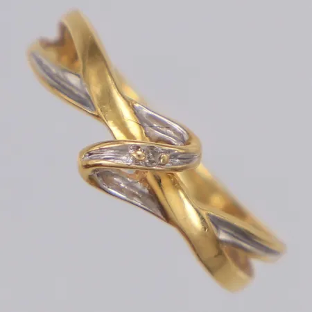 Ring med diamant ca 0,005ct stl:16, bredd 5,4mm, GHA, tvåfärgad, 18K  Vikt: 1,6 g