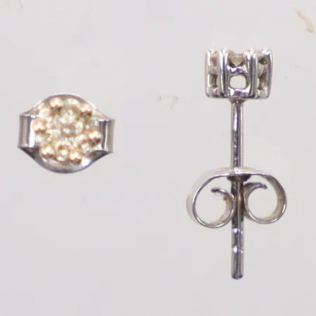 Ett par örhängen diamanter 14x0,01ct längd 1,5cm, vitguld, 18k  Vikt: 1 g