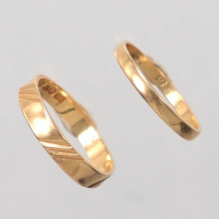 2 Ringar gravyr 18k  Vikt: 4,5 g
