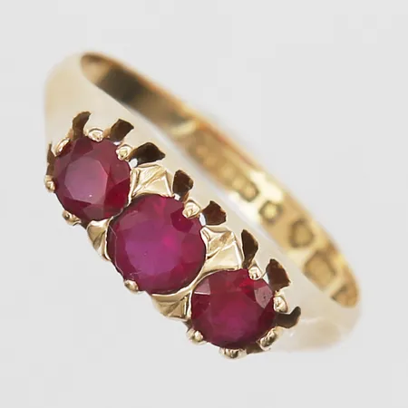 Ring med röda stenar stl:17, bredd 2-5,5mm, Guldvaruaktiebolaget G. Dahlgren & Co Ab Malmö år 1951, 18K Vikt: 3,5 g