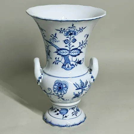 Vas Meissen lökmönster öppen med hänklar höjd 26cm Skickas med postpaket.