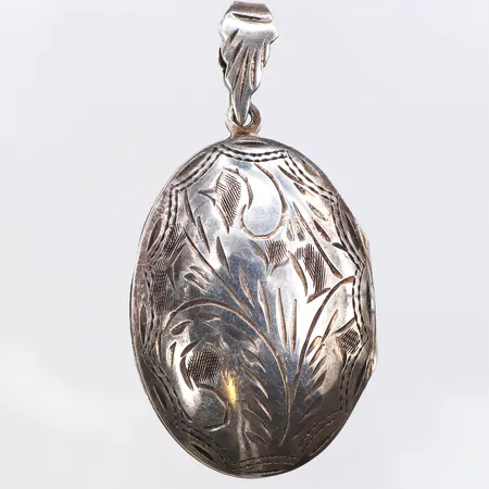 Medaljong/fotogömma med cicelerad dekor, 52x26mm, 925/1000 silver Vikt: 8,3 g