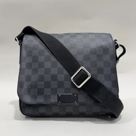 Väska Louis Vuitton District PM Damier Graphite datumkod:FL2125 mått ca 24x23x5cm, insida med fläckar samt smuts, axelband med mindre fläckar, spänne med repor samt färgbortfall, läderrem med mindre repor, mindre slitage vid kanter undertill, inga tillbehör 