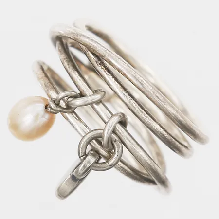 Ring "Vanamo" Kirsti Doukas för Kalevala Koru med odlad pärla, stl:17½, bredd 10mm, rosa ton på pärla, silver 925/1000 Vikt: 5,4 g