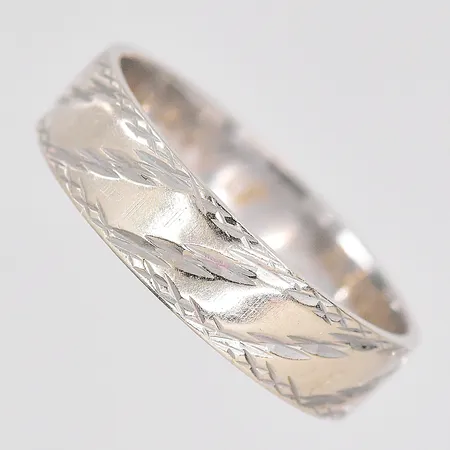 Ring stl:17 bredd 4mm, gravyr, vitguld, 18K. Vikt: 3,2 g