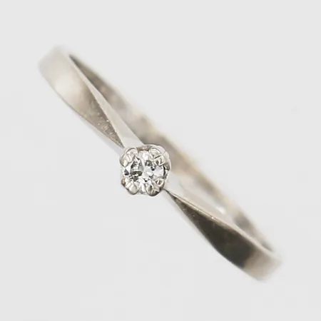 Ring med diamant 1xca0,05ct, stl:16½, bredd 1,5-3mm, vitguld, något ojämn skena, 18K Vikt: 1,7 g