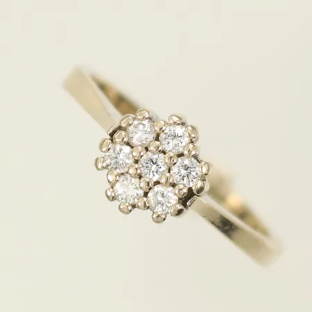 Ring vitguld med 7 diamanter ca 0,03ct/st, stl 16¾ bredd 2,5-7mm, 14K 2,9g totalt