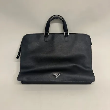Väska Prada Saffiano Travel, modell VR0023, svart läder, mått ca 27x40x8cm, certifikat Prada Broadway daterat 8 Dec 2012, tröga dragkedjor, smärre slitage, nötta hörn, inga övriga tillbehör.