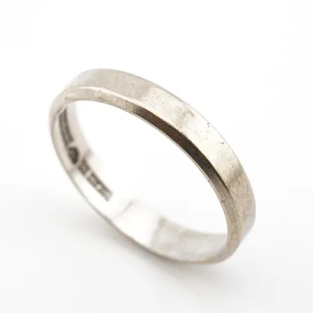 Ring, vitguld, stl 20(63), bredd 4mm, gravyr Vikt: 4,3 g