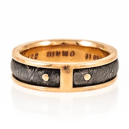 Ring med damaskusstål stl:20¼ bredd 6,5mm höjd 2,5mm, gravyr, guld 18K 10,8g.