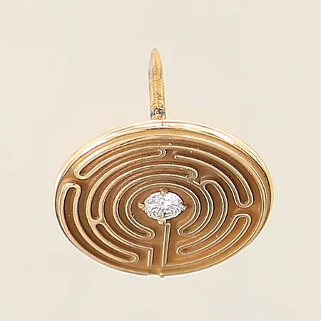 Pins med diamant ca 0,08ct samt mönstrad dekor Ø15,9mm, nål i oädel metall, stopp saknas 14K Vikt: 2,9 g