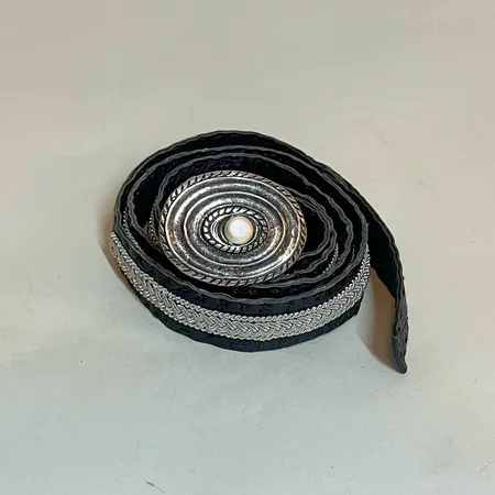 Bälte, Tenntråd/läder 103cm bredd 21mm, spännet i metall 37mm