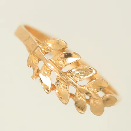 Ring med löv stl 19¾, bredd 3-8mm, 18K, 2,6g Vikt: 2,6 g