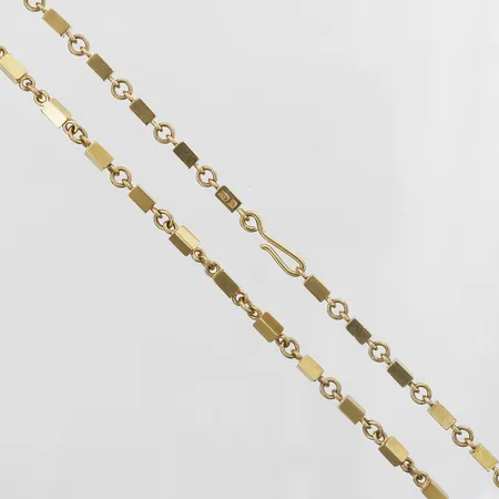 Collier Wiwen Nilsson stavkedja, längd 42,5cm, bredd 3-4mm, längd på stavarna 5mm, tillverkad i Lund år 1974, 18K Vikt: 32,6 g