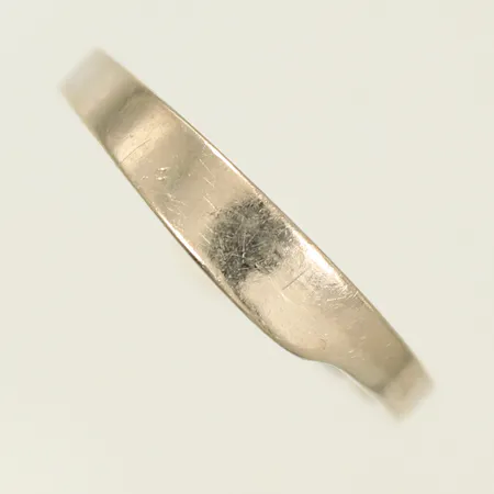 Ring vitguld stl 20½, bredd 2,5-4mm, gravyr, repig, 18K, 6g Vikt: 6 g