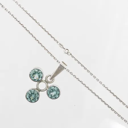 Collier med gröna syntetiska spineller tillverkat av G Thysell, Gussi-smycken AB, Malmö 1970, höjd på hänge 48mm, bredd 35mm, längd på kedja 64cm, silver 835/1000 Vikt: 22,6 g