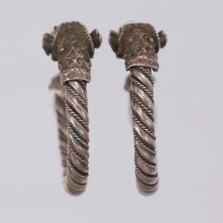 Örhängen baggar, längd 26,6mm, bredd 9mm, snurrebussar i 830, silver 925/1000 Vikt: 10,8 g