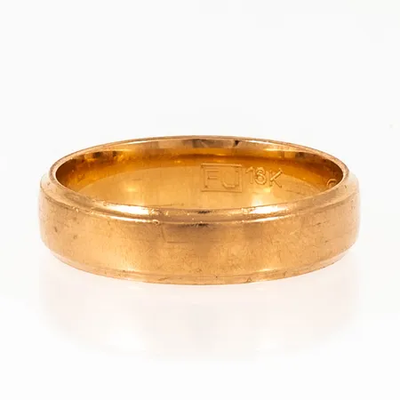 Ring stl:18¼ bredd 5mm höjd 1,4mm, gravyr, 18K 5,2g.