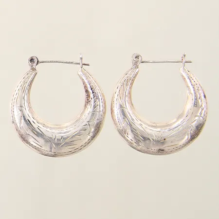 Örhängen med mönstrad dekor Ø31mm bredd 6,9mm, silver 925/1000 Vikt: 8 g