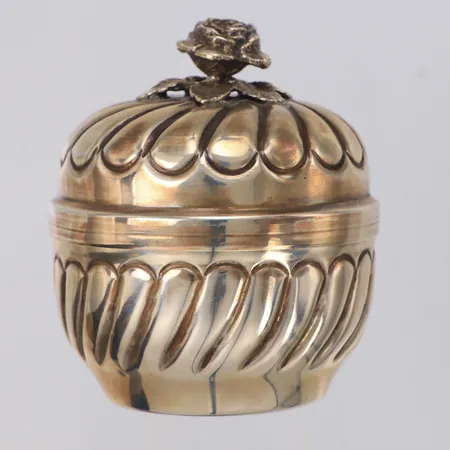 Lockburk med rosdekor, höjd 7,5cm, Ø6,5cm, möjligen från Sicilien, silver 900/1000  Vikt: 94,8 g