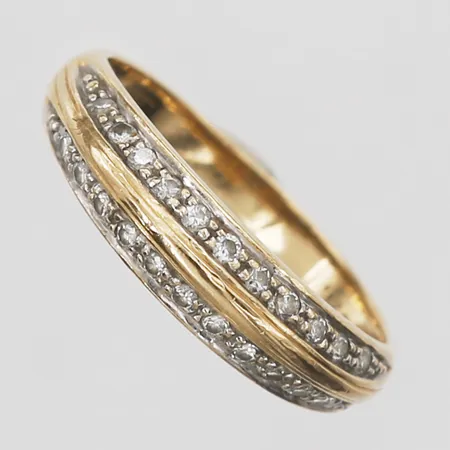 Ring med diamanter 22xca0,01ct stl:16¼, bredd 2-5mm, 18K Vikt: 2,2 g