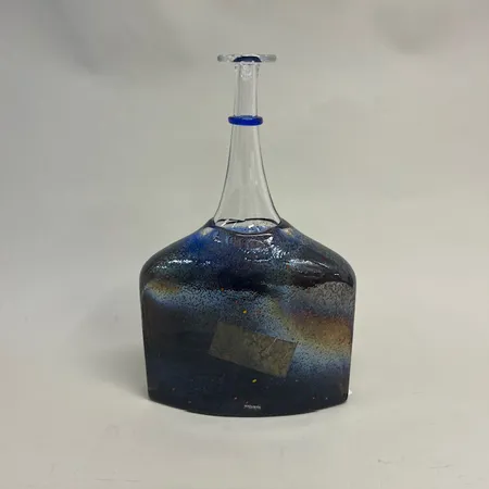 Vas/ flaska Satellite Bertil Vallien Kosta Boda  Artist Collection, polykrom dekor mot mörk botten, höjd ca 40cm, bredd ca 25cm, signerad, modellnr: 89254, etikettmärkt Specialfrakt, kontakta pantbankskontoret för mer information.