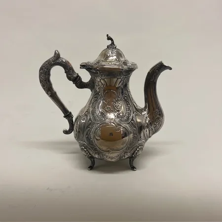 Kaffekanna på ben, bukig form med rik floral dekor, höjd ca 20cm inklusive lockknopp, bredd 21cm, Gewe Silvervarufabriken Ab Malmö år 1969, 830/1000 silver Vikt: 831,9 g