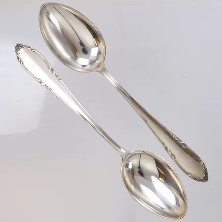 Två skedar modell Slottsbarock längd 21,8cm, Guldvaruhuset Aktiebolag år 1949, 830/1000 silver Vikt: 136,6 g