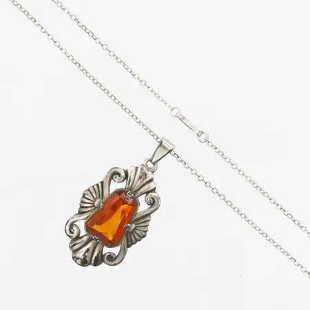 Collier med orange sten i glas, tillverkad av Per Emilson, Laholm 1947, höjd på hänge 47mm, bredd 25mm, längd på kedja 47cm, silver 830/1000 Vikt: 7,8 g