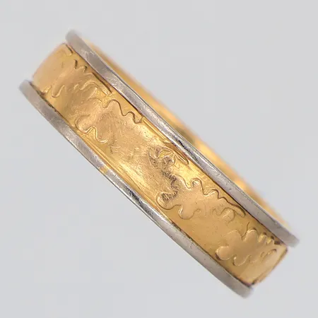Yrkesring stl:20¼, gravyr, 18K Vikt: 6,4 g