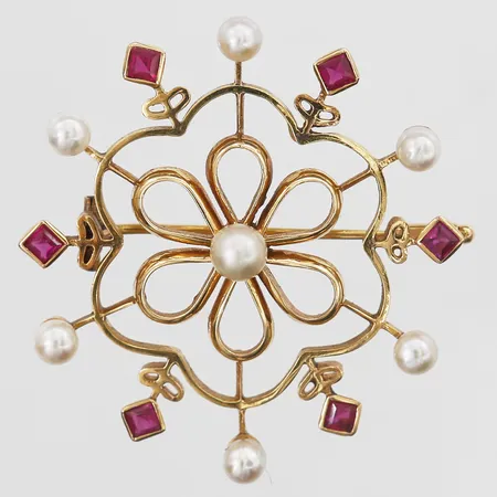 Brosch med odlade pärlor Ø4-5mm samt rubiner, Ø40mm, svensk kontrollstämpel, 18K Vikt: 10,7 g