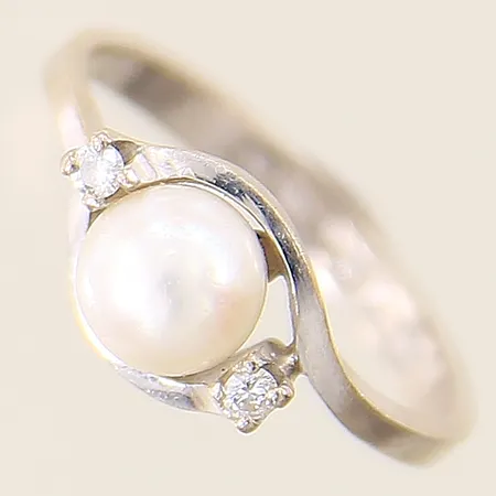 Ring med diamanter 2 x ca 0,02ct samt odlad saltvattenpärla Ø6,2mm stl:16¼ bredd 2,6-7,9mm, vitguld 18K Vikt: 3,4 g