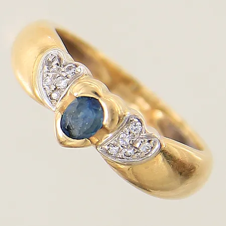 Ring med safir samt diamanter 10 x ca 0,005-0,01ct stl:17¾ bredd 3,4-6,8mm 18K Vikt: 6,1 g