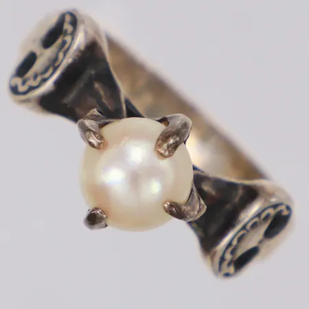 Ring med pärla stl:18, bredd 8,8mm, märkt copy, BEH Bengt Hallberg Guldsmeds AB Köping, silver 925/1000 Vikt: 4,4 g