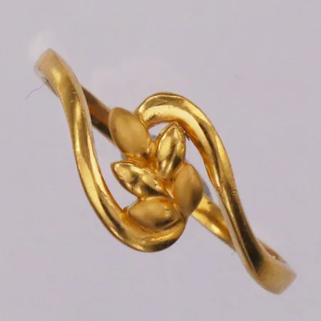 Ring stl:18, bredd 1,5-8,9mm, delvis satinerad yta, löv, 22K Vikt: 2,4g Vikt: 2,4 g