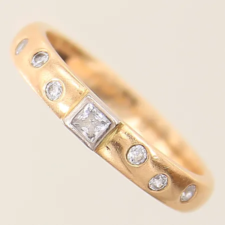 Ring med vita stenar stl:17½ bredd 3,3-3,5mm 18K Vikt: 4,8 g