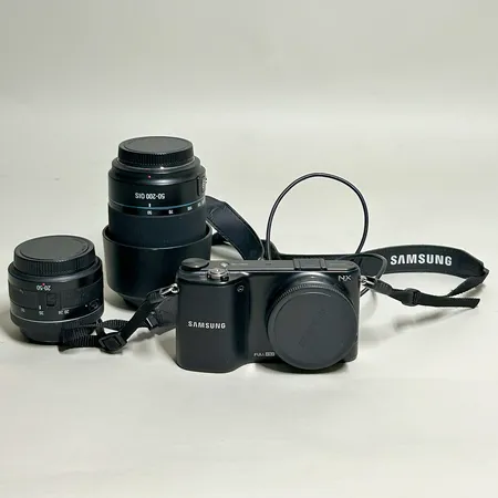 Kamera Samsung NX 2000 20,3M APS-C CMOS sensor, Objektiv Samsung 50-200mm f4-5,6 ED, solskydd, Objektiv Samsung 20-50mm, 3,5-5,6 ED, USB-sladd,  & blixt väska, instruktionsbok Skickas med postpaket.