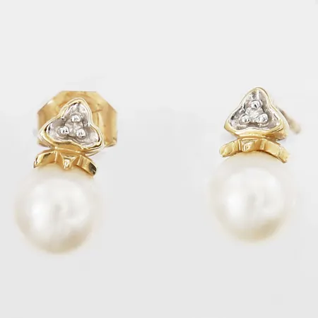 Örhängen med diamanter 2xca0,01ct åttkantslipade och odlade pärlor Ø6mm, en snurrebuss saknas, 18K Vikt: 1,8 g