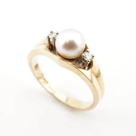 Ring m diamanter och pärla, stl 16(50), bredd 7,5mm, 18k Vikt: 4 g