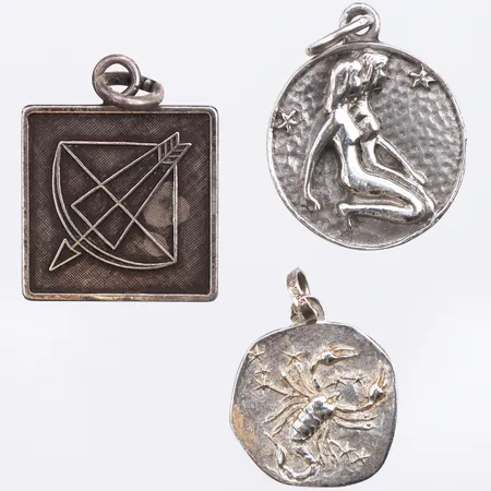 Tre hängen med stjärntecken, 800-925/1000 silver Vikt: 9,4 g