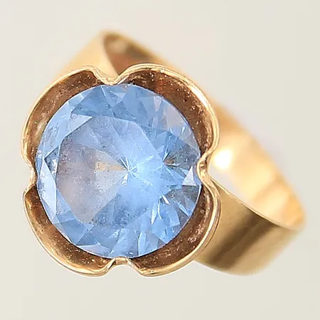 Ring med blå sten stl:16 bredd 2,6-13,2mm 18K Vikt: 3,1 g