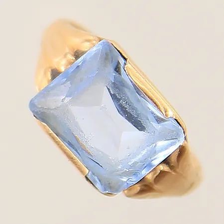 Ring med syntetisk spinell stl:15¾ bredd 1-9mm sten sitter löst samt flertal nagg och slitage, något skev skena, 18K  Vikt: 2,9 g