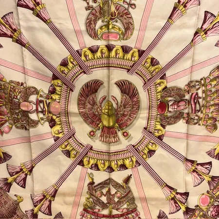 Scarf Hermès Egypte, signerad Caty Latham, 1970-tal, dekor av bl a skarabe, ca 88x91m, silke, flertal större fläckar, tråddragningar, inga tillbehör. 