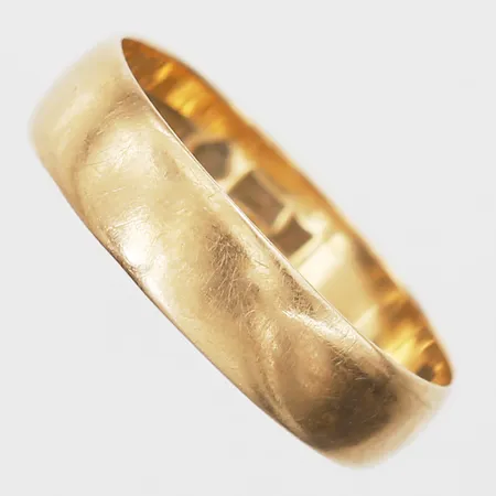 Ring slät med gravyr, något bucklig, stl: 20½, bredd 5mm, 18K guld Vikt: 4,1 g