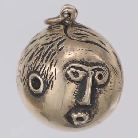 Hänge Sfäriskt dubbelsidig dekor i form av ansikte, Olle Ohlsson för Kaplans, längd 25mm, bredd 18,7mm, silver 830/1000  Vikt: 4 g