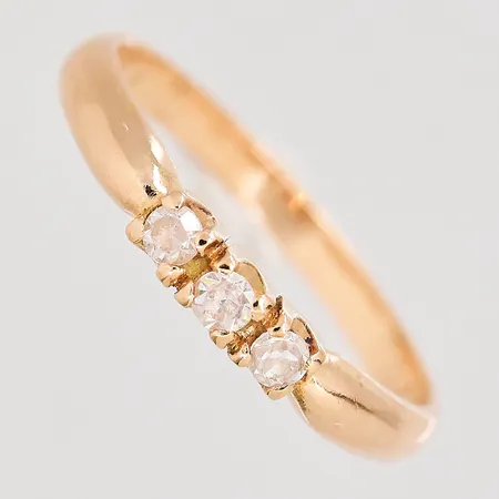 Ring med vita stenar stl:17½, bredd 2mm, 14K. Vikt: 1,6 g