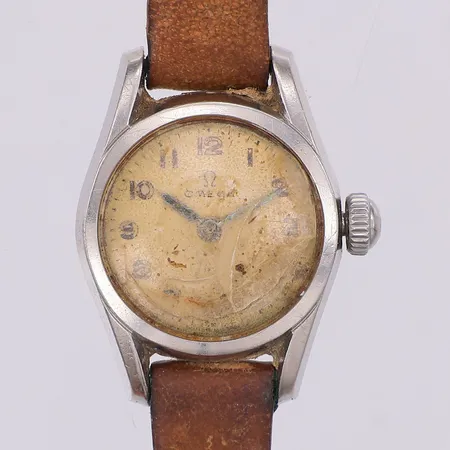 Damur Omega manuell Ø22mm caliber 244 verknr 12936779 fungerar boettnr 2668-2, glas sprucket & repigt, stort behov av service, slitet läderband